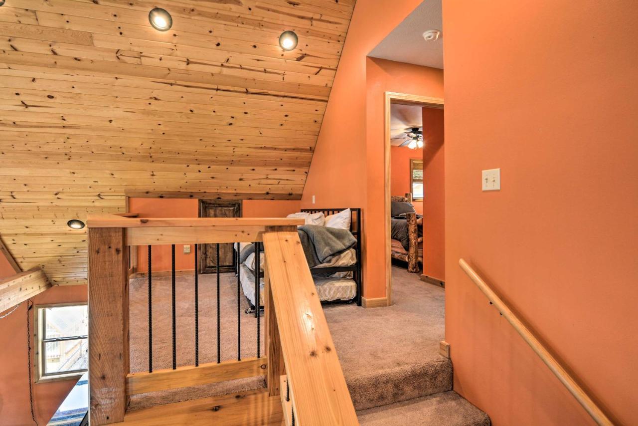 Spacious Log Cabin With Fire Pit And Game Room! Eureka Springs Buitenkant foto