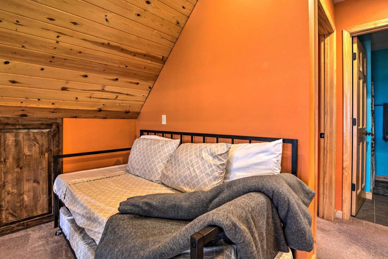 Spacious Log Cabin With Fire Pit And Game Room! Eureka Springs Buitenkant foto